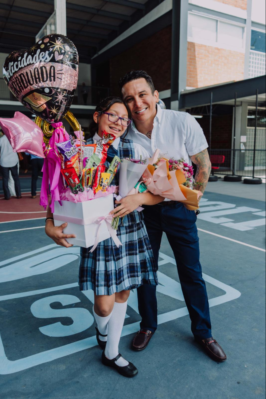 Edwin Luna de La Trakalosa de Monterrey pausa gira para ir a  graduación de su hija 