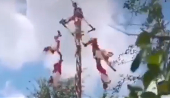 El momento de su caída fue captada en video por los asistentes en el lugar El momento de su caída fue captada en video por los asistentes en el lugar