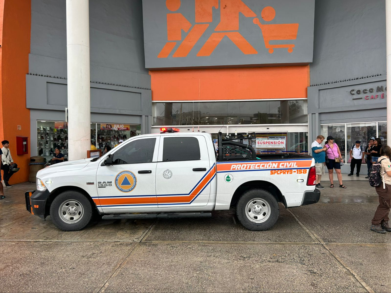La tienda Chedraui fue clausurada por no cumplir con lineamientos de Protección Civil. La tienda Chedraui fue clausurada por no cumplir con lineamientos de Protección Civil.
