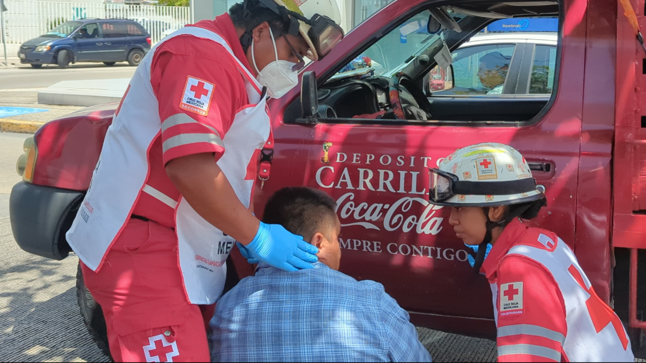 Los paramédicos de la Cruz Roja atendieron al conductor accidentado.