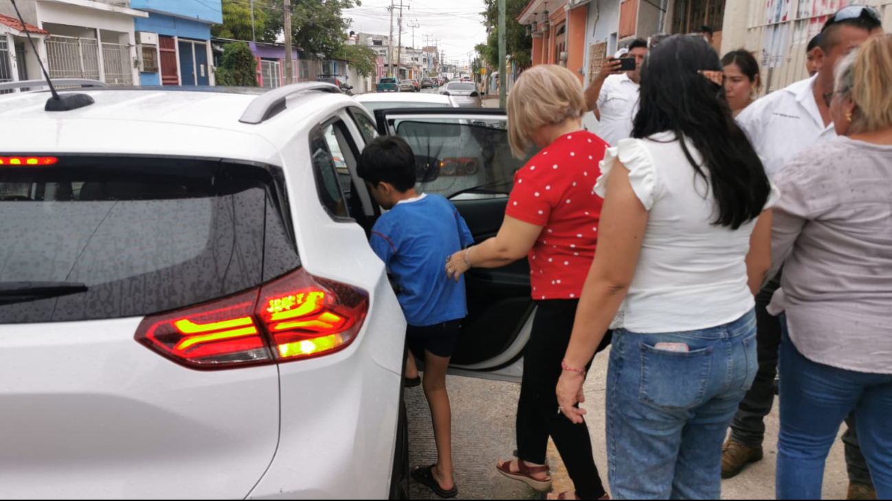 Tras hora y media de negociación, el padre entregó voluntariamente al menor. Tras hora y media de negociación, el padre entregó voluntariamente al menor.