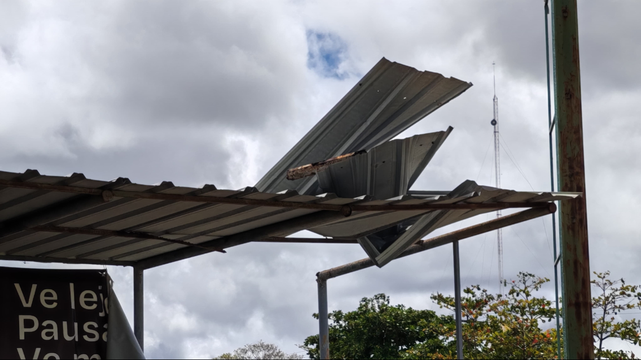 Una zona techada de gradas presenta daños en lona y láminas.
