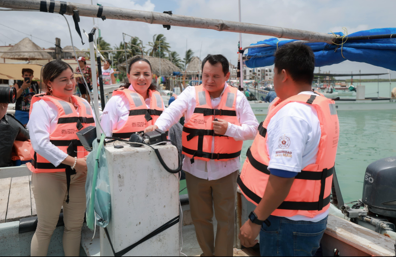 Díaz Mena impulsa seguridad pesquera en Yucatán con entrega de más de 2 mil chalecos y 857 radios