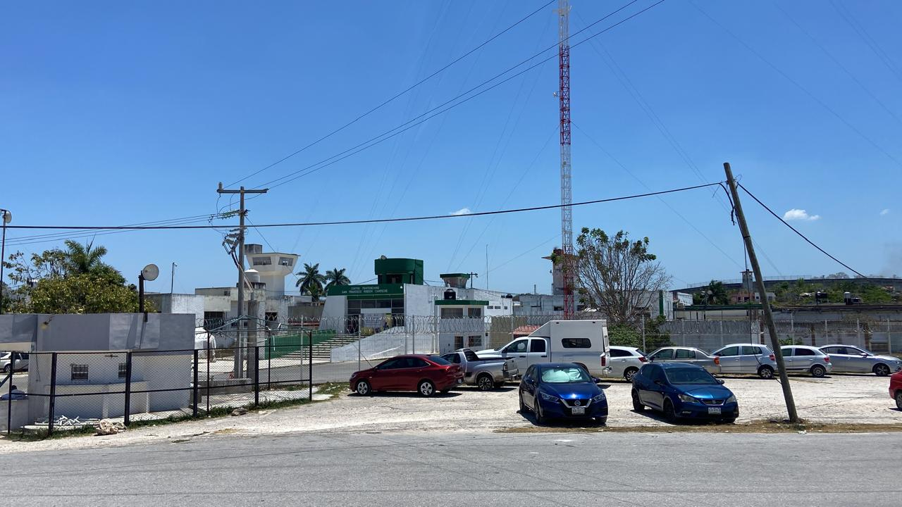 Joven de 19 años fue detenido en Tenabo por vender droga frente a una secundaria. Joven de 19 años fue detenido en Tenabo por vender droga frente a una secundaria.