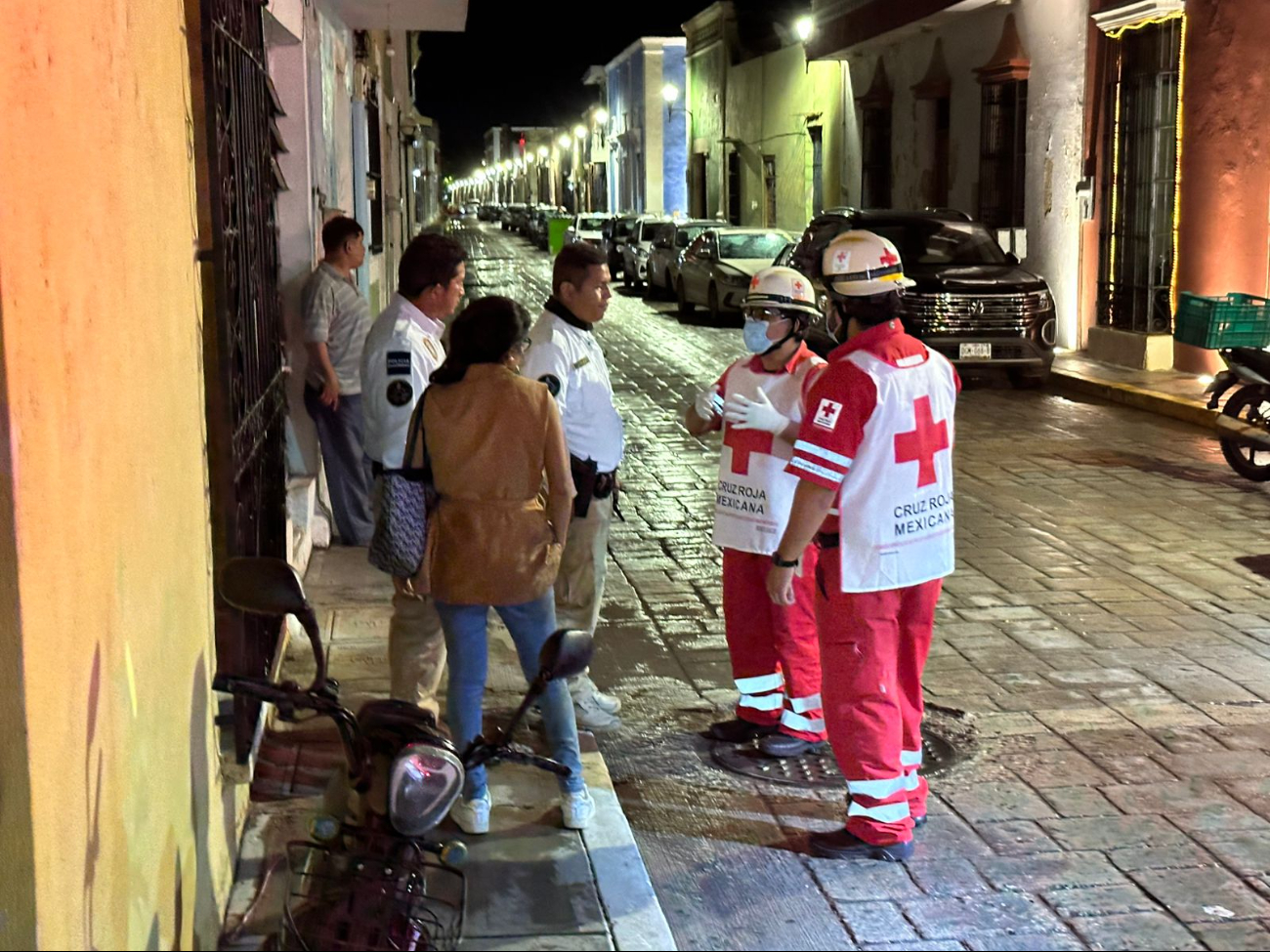 Testigos alertaron a emergencias y acudieron policías turísticos y paramédicos de la Cruz Roja. Testigos alertaron a emergencias y acudieron policías turísticos y paramédicos de la Cruz Roja.