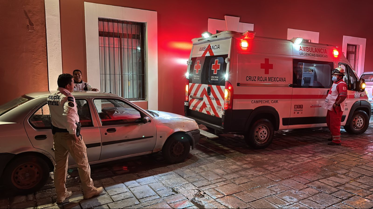 Una discusión de pareja en el centro de la ciudad terminó con una mujer con crisis nerviosa tras presuntamente ser atropellada por su pareja. Una discusión de pareja en el centro de la ciudad terminó con una mujer con crisis nerviosa tras presuntamente ser atropellada por su pareja.