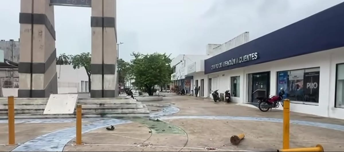 Vehículo particular choca con estructura de reloj en el centro de Chetumal