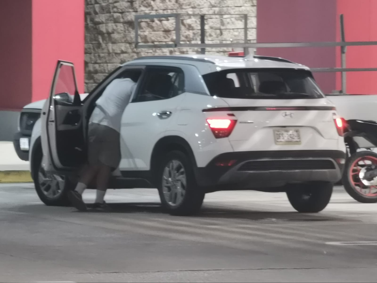 Al final, la pareja se fundió en un abrazo que duró varios minutos. Al final, la pareja se fundió en un abrazo que duró varios minutos.