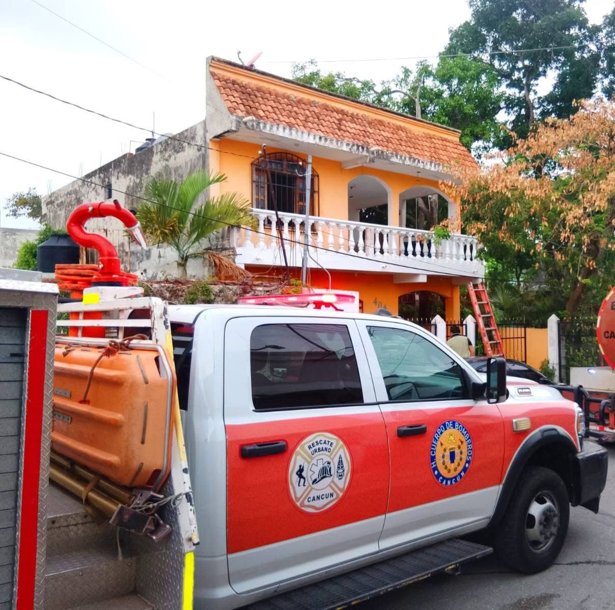 Bomberos rescatan a una mascota y dos personas de un incendio en su domicilio en  Cancún