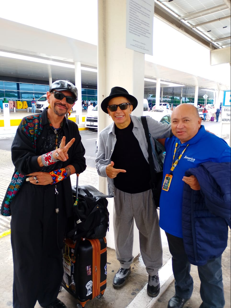 Eduardo Morales se tomó una  foto con La Maldita Vecindad.