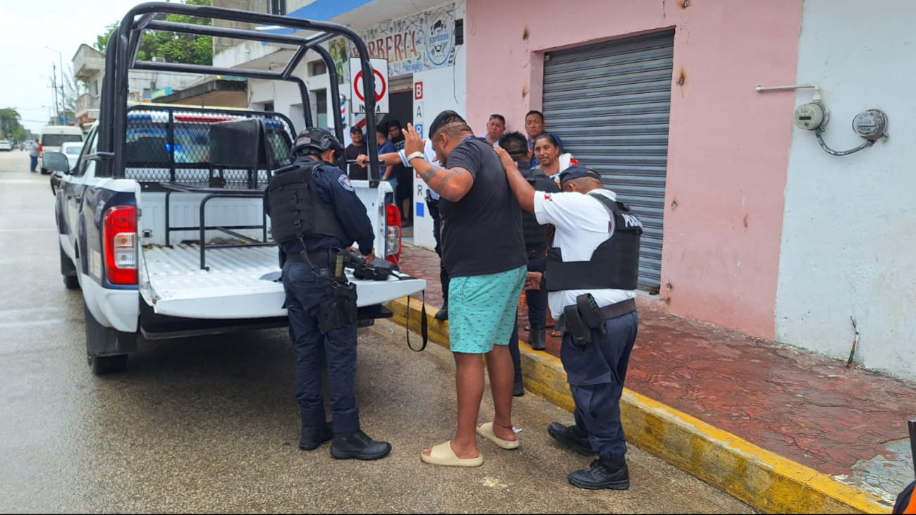 El hombre fue encontrado en una barbería para un corte de cabello y despistar al la mujer El hombre fue encontrado en una barbería para un corte de cabello y despistar al la mujer