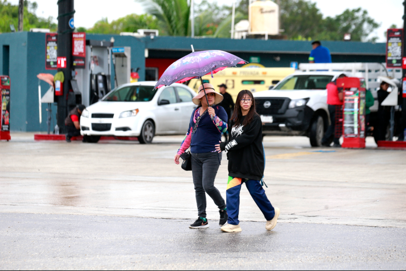En Benito Juárez se esperan temperaturas de 25 a 35 grados, con sensación térmica cercana a los 38, así como cielo medio nublado con chubascos fuertes