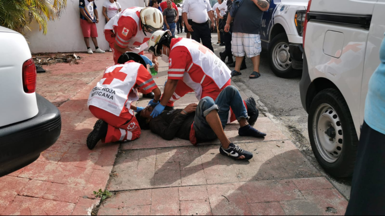 Paramédicos de la Cruz Roja atendieron al agresor, quien cayó en la persecución. Paramédicos de la Cruz Roja atendieron al agresor, quien cayó en la persecución.