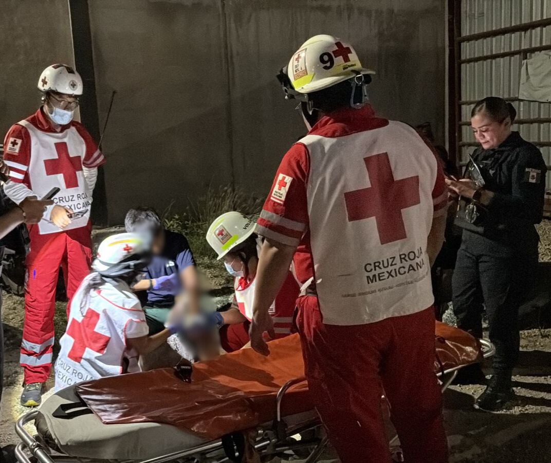 Paramédicos lo auxiliaron debido a sus heridas, antes de ser trasladado a un hospital