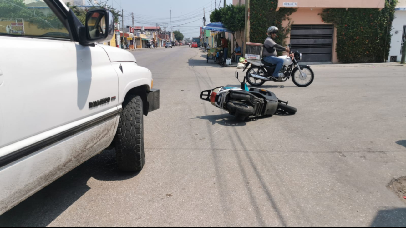 Choque en avenida Belisario: motoneta contra camioneta Choque en avenida Belisario: motoneta contra camioneta