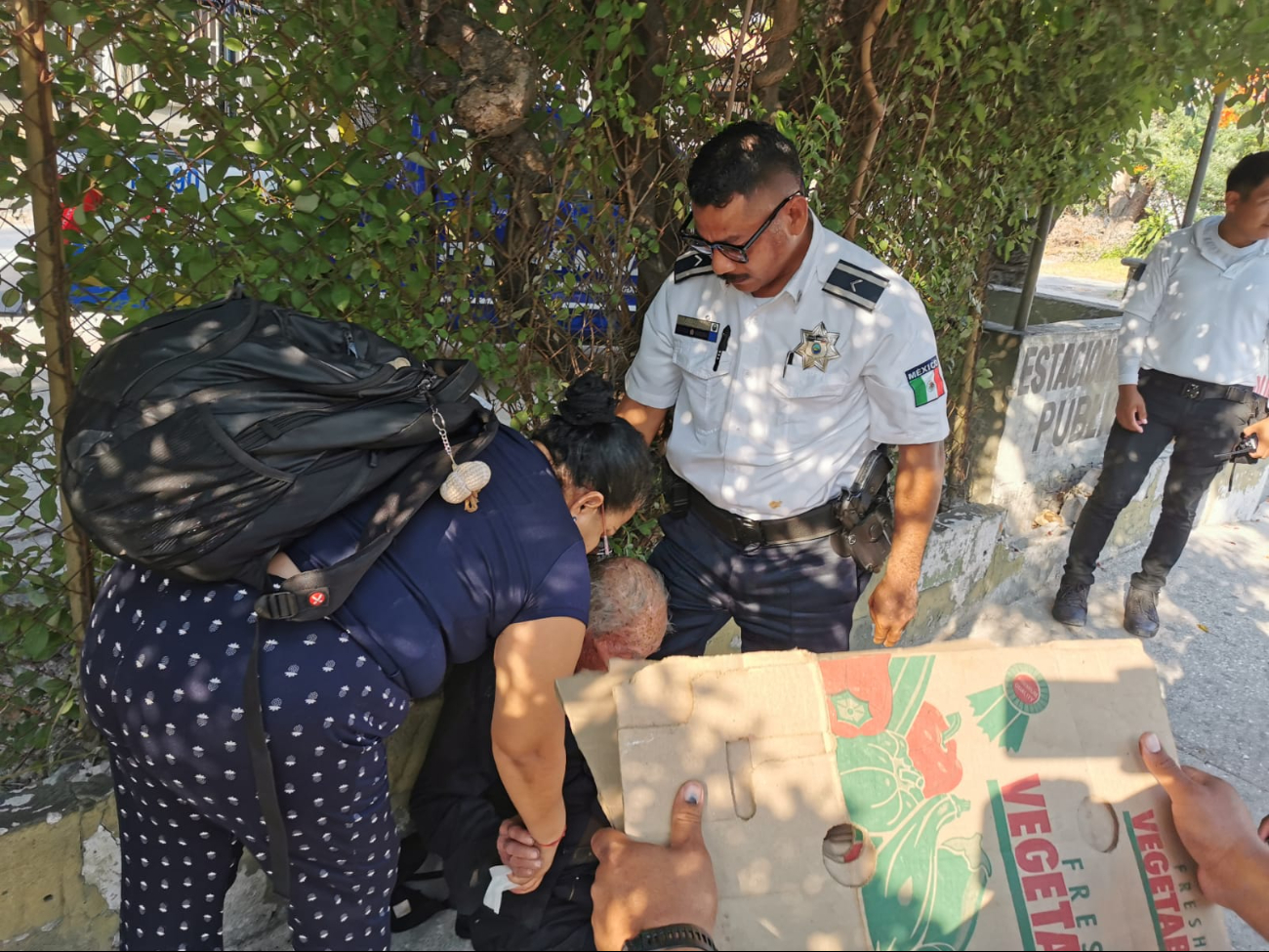 Ciudadanos auxiliaron al hombre mientras esperaban la ambulancia. Ciudadanos auxiliaron al hombre mientras esperaban la ambulancia.
