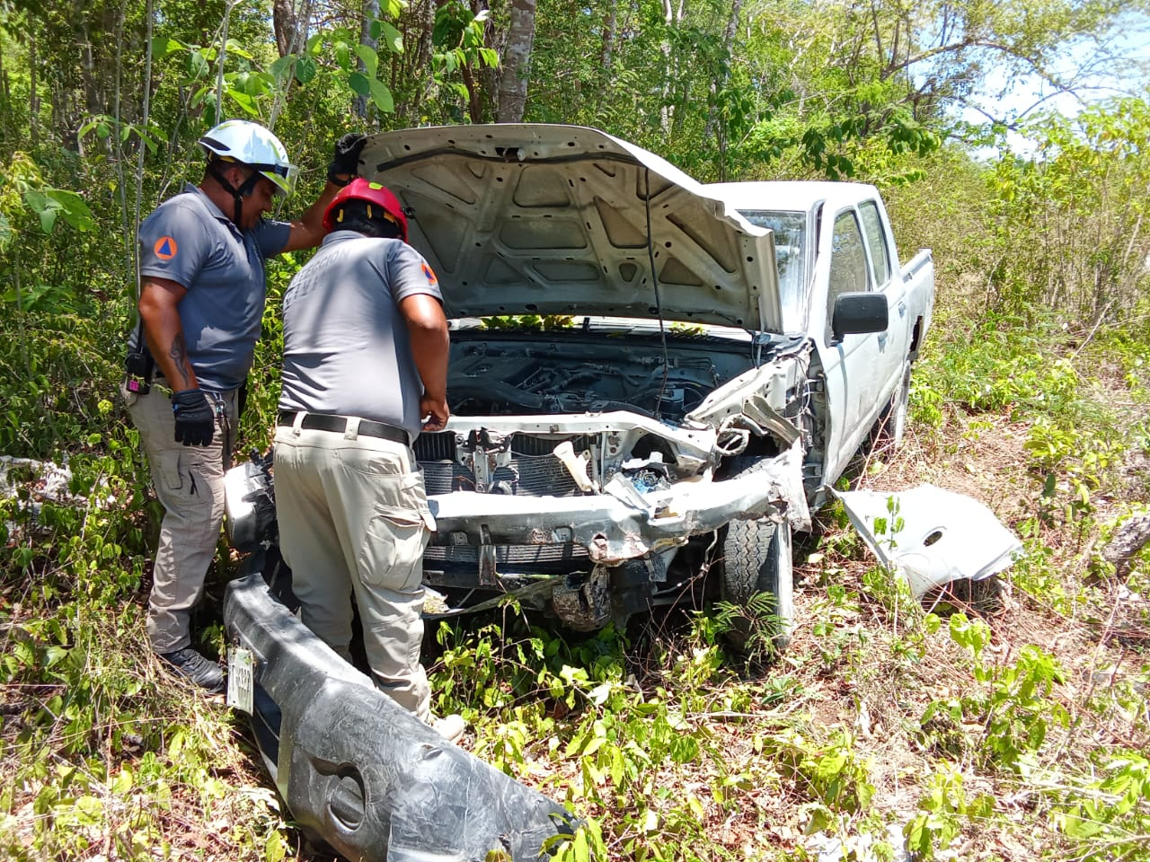 Debido al impacto, la camioneta terminó proyectada fuera de la carretera Debido al impacto, la camioneta terminó proyectada fuera de la carretera