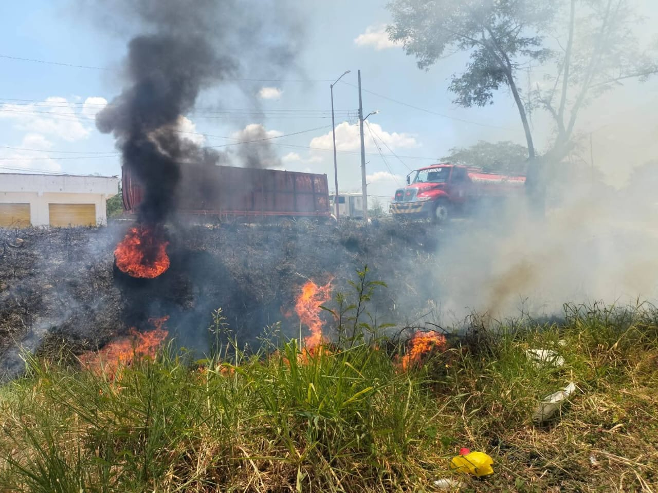 Efecto lupa provoca siniestro cerca de viviendas en Campeche