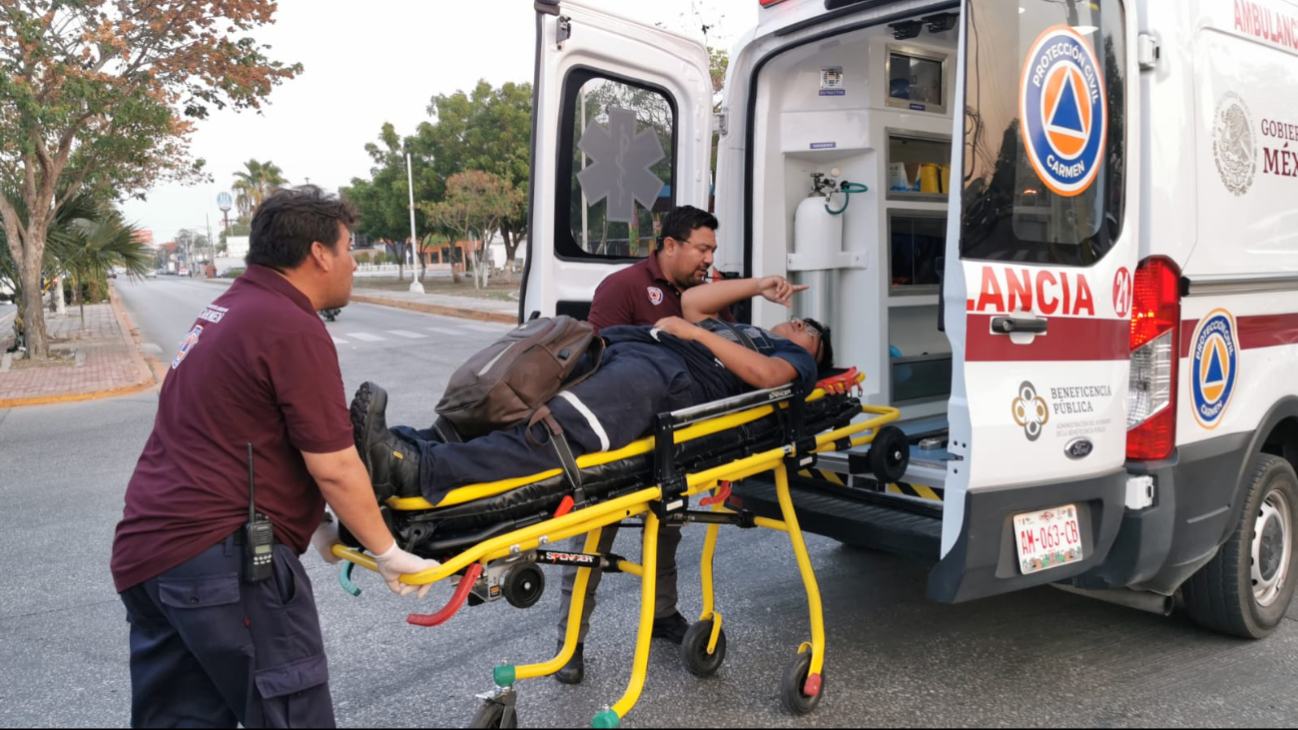 El motociclista tuvo que ser trasladado a un hospital para su atención. El motociclista tuvo que ser trasladado a un hospital para su atención.