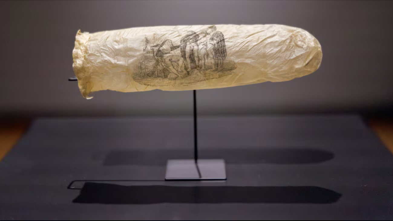 El preservativo de 200 años de antigüedad tiene un grabado muy comprometedor. El preservativo de 200 años de antigüedad tiene un grabado muy comprometedor.