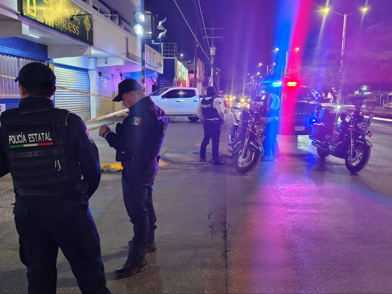Elementos policiacos llegaron a la escena del crimen para tomar nota de lo sucedido Elementos policiacos llegaron a la escena del crimen para tomar nota de lo sucedido