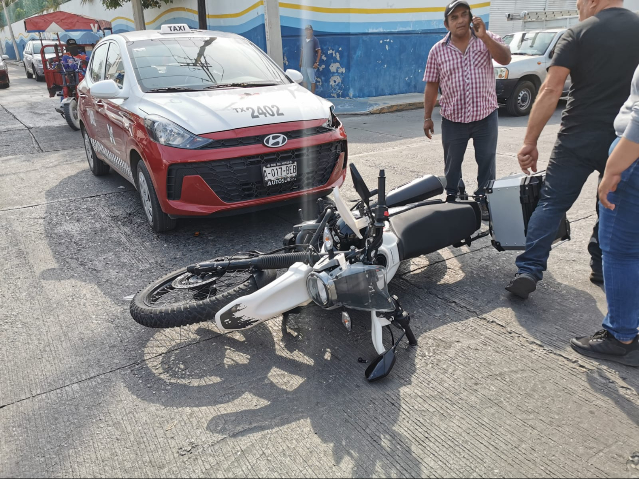 Motociclista arrollada por taxi en cruce de Ciudad del Carmen