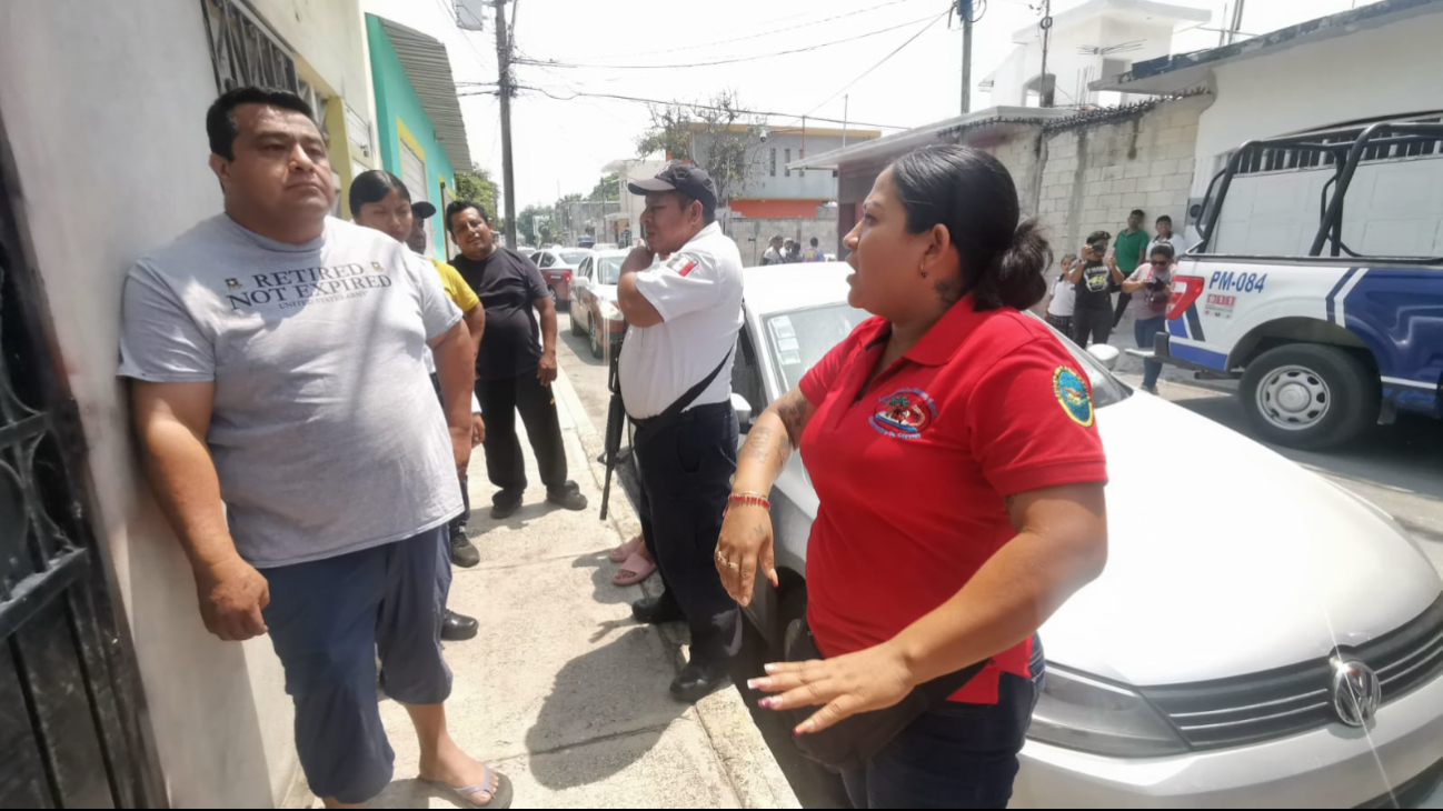 “Pochimóviles” rodean taxi en Carmen tras discusión entre pasajera y conductora