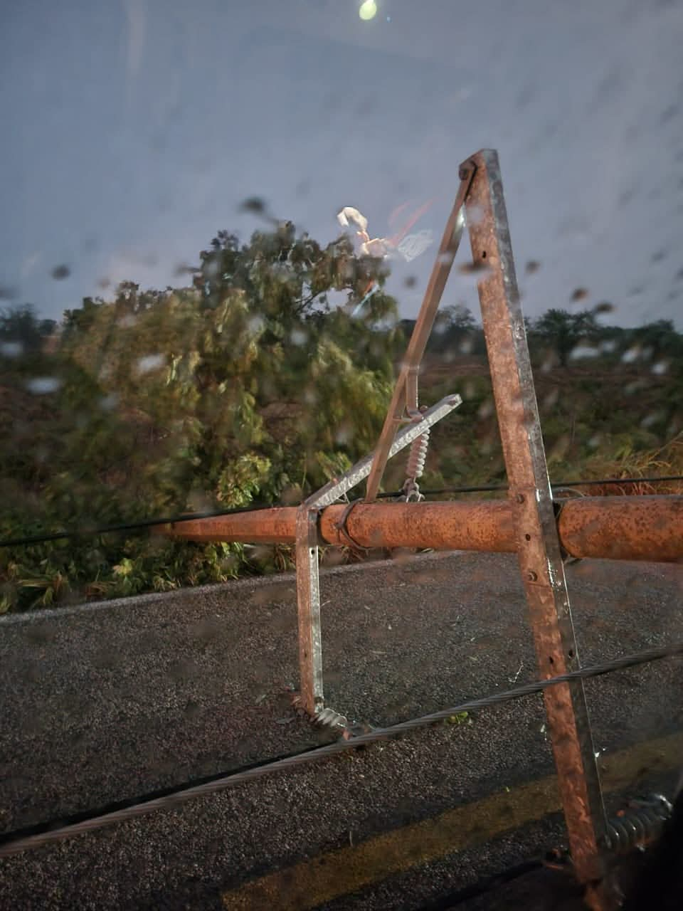 La falta de acción por las autoridades en la solución de estos problemas puede generar graves accidentes La falta de acción por las autoridades en la solución de estos problemas puede generar graves accidentes