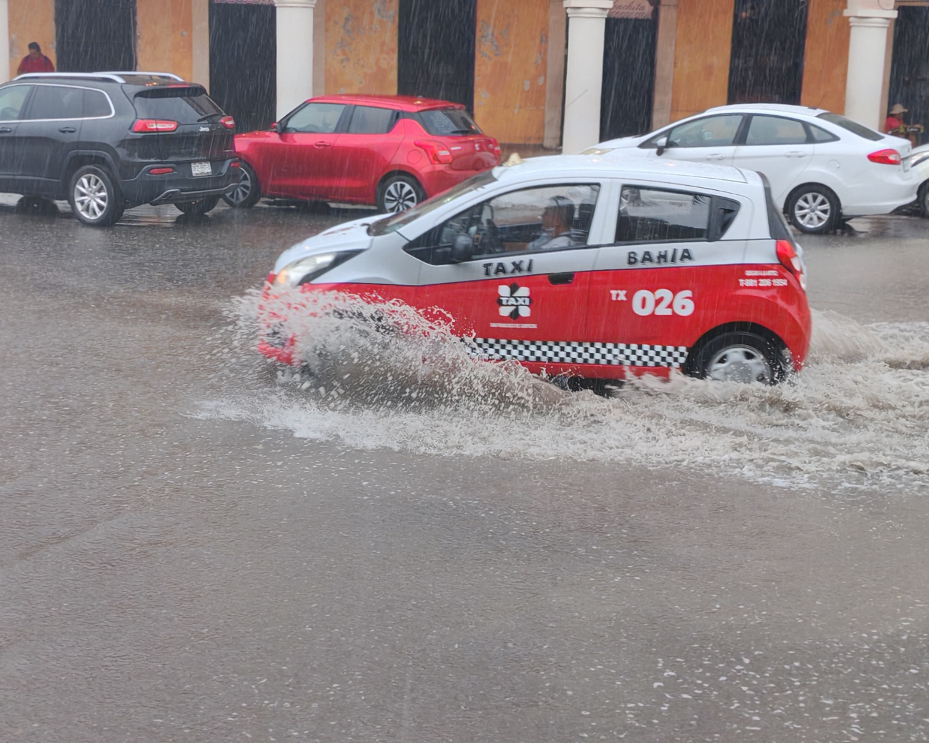La lluvia duró 15 minutos, afectando calles bajas y avenidas cercanas al malecón La lluvia duró 15 minutos, afectando calles bajas y avenidas cercanas al malecón