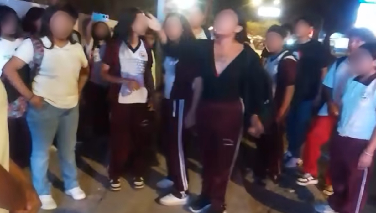 Las tres estudiantes respondieron con insultos a los padres de familia Las tres estudiantes respondieron con insultos a los padres de familia