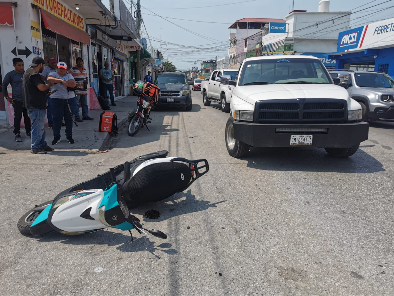 Motociclista lesionada tras rebase imprudente en la Belisario Domínguez