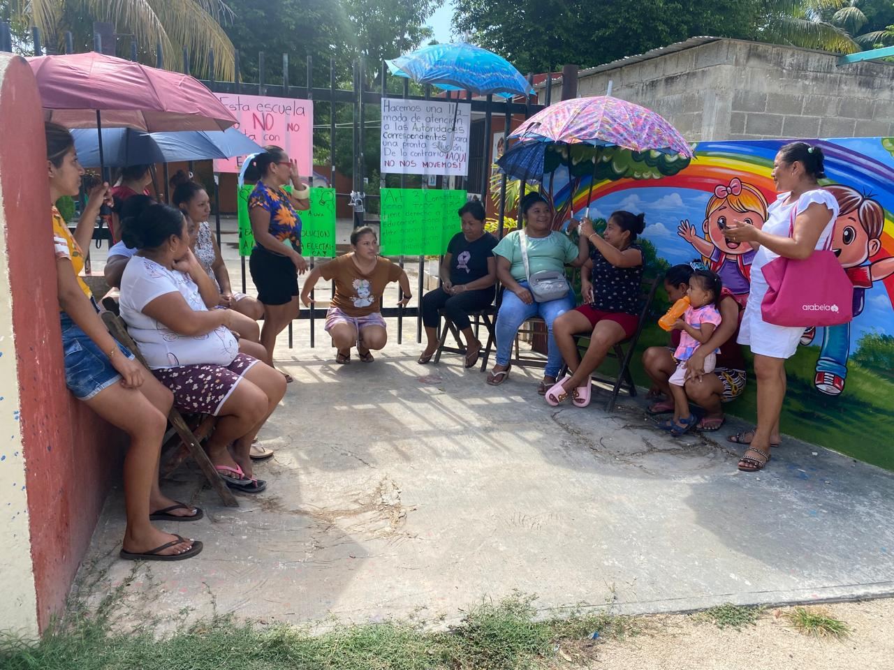 Padres de familia toman escuela de educación inicial por falta de energía eléctrica