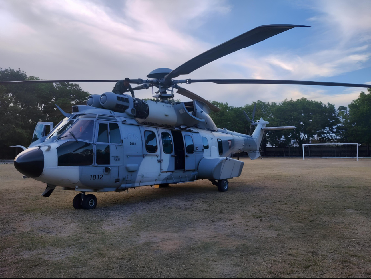 Un helicóptero táctico Cougar llegó para reforzar la seguridad. Un helicóptero táctico Cougar llegó para reforzar la seguridad.