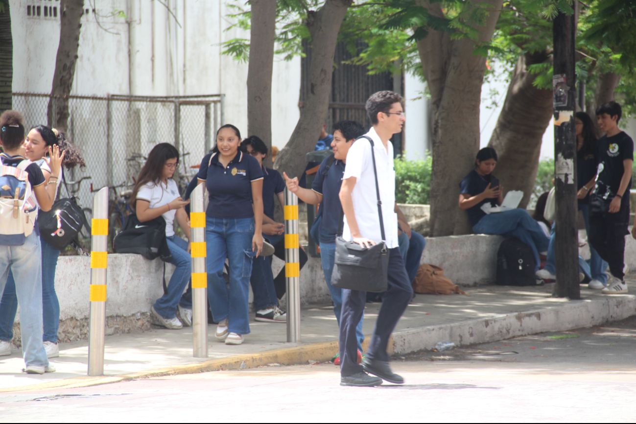 A pesar de que la institución educativa aumentó su matrícula de ingreso, muchos no fueron aceptados A pesar de que la institución educativa aumentó su matrícula de ingreso, muchos no fueron aceptados