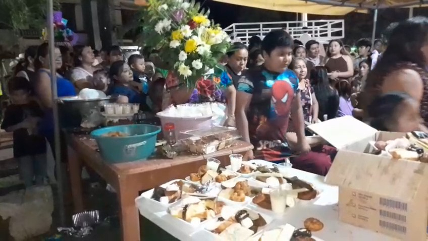 Al finalizar la peregrinación, se ofrecieron platillos de dulces a todos los presentes