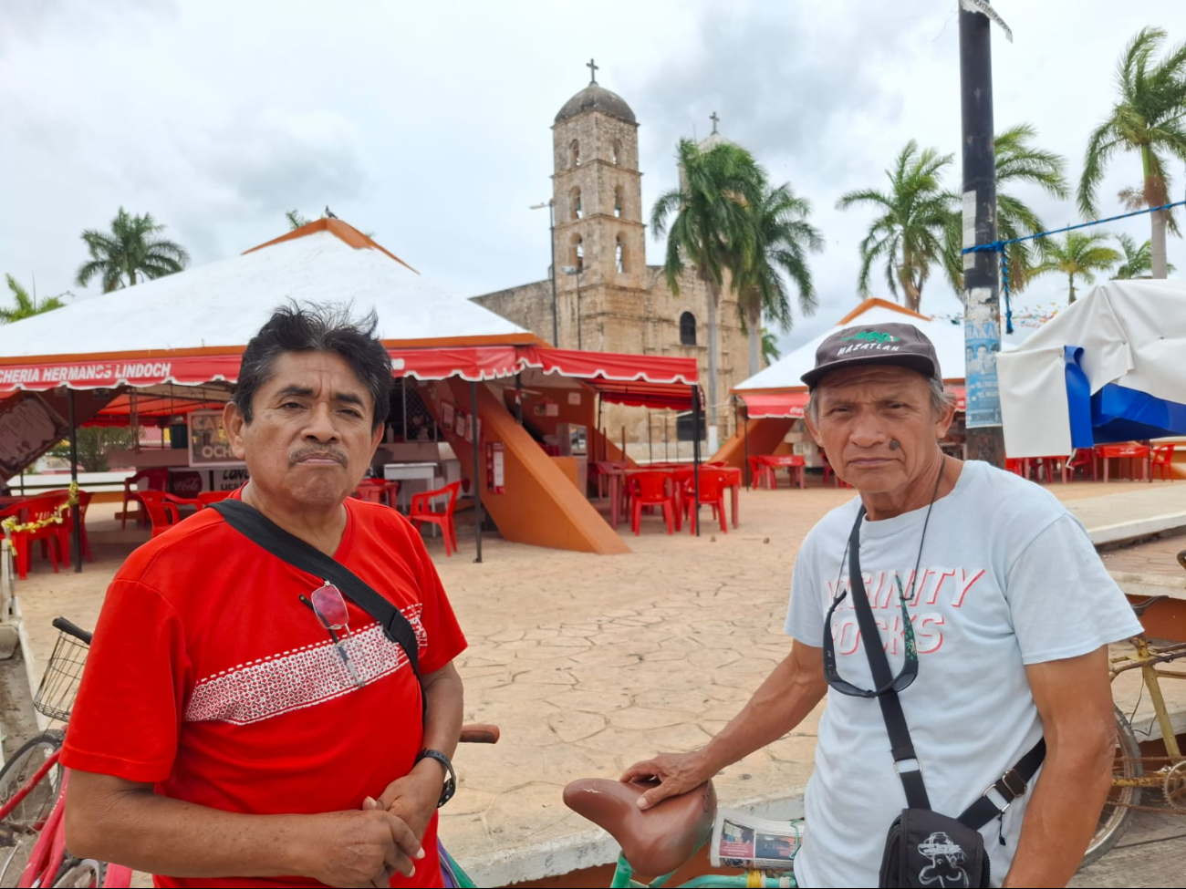 El pintor Hipólito Caamal Ku y el profesor Pedro López Quijano piden que se investigue un socavón que apareció en el campo deportivo de la quinta.