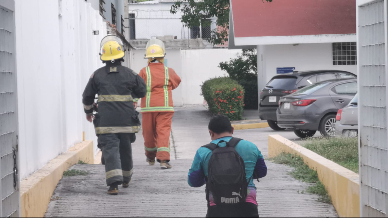 Elementos del Heroico Cuerpo de Bomberos ingresaron a la sucursal para revisar las instalaciones.