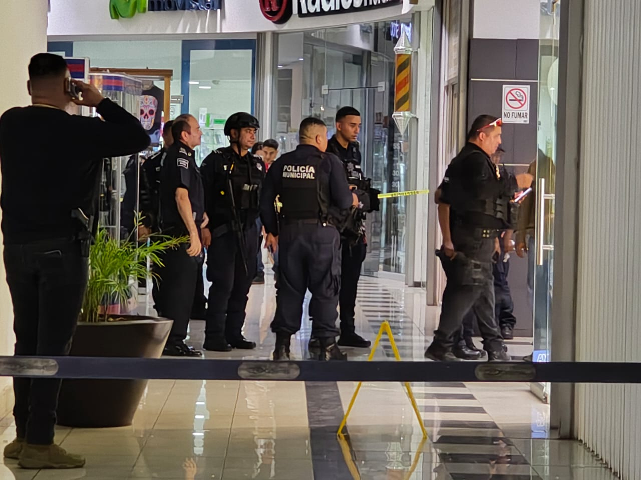 Elementos policiacos acudieron al llamado de emergencia, pero los delincuentes ya habían escapado.