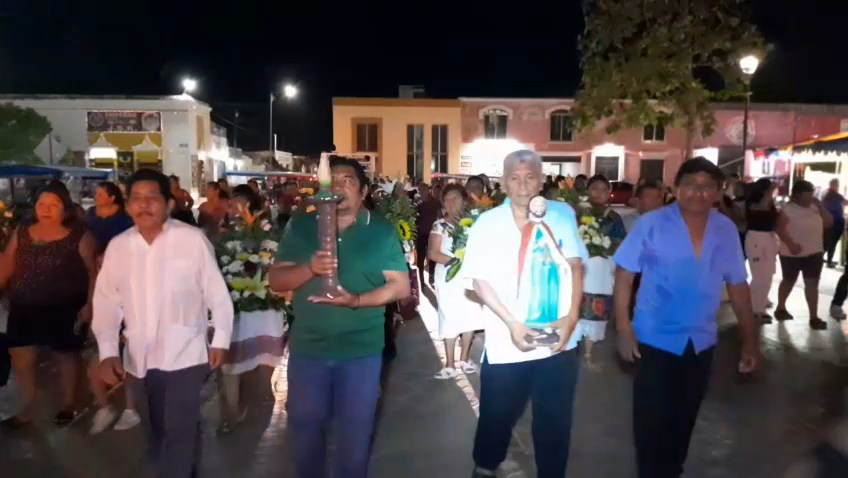La peregrinación recorrió la calle 25 hasta llegar al centro de la ciudad, donde se ofrecieron platillos de dulces y se realizó la tradicional quema de toritos petates.