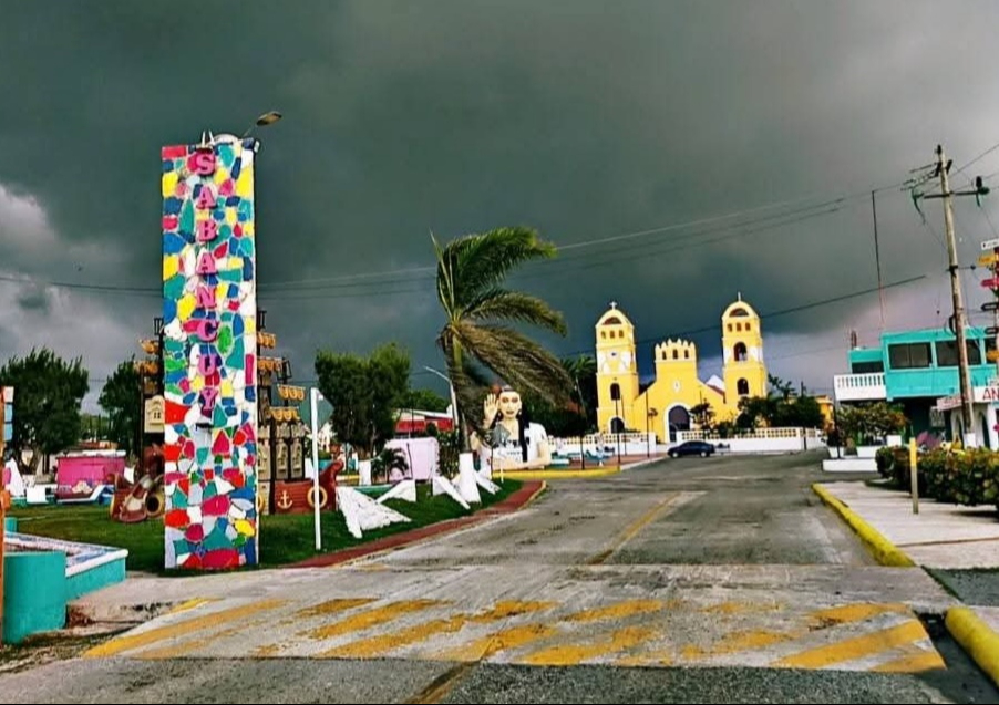Las lluvias del fin de semana provocaron una baja afluencia de visitantes en Sabancuy, afectando gravemente las ventas de comerciantes locales.
