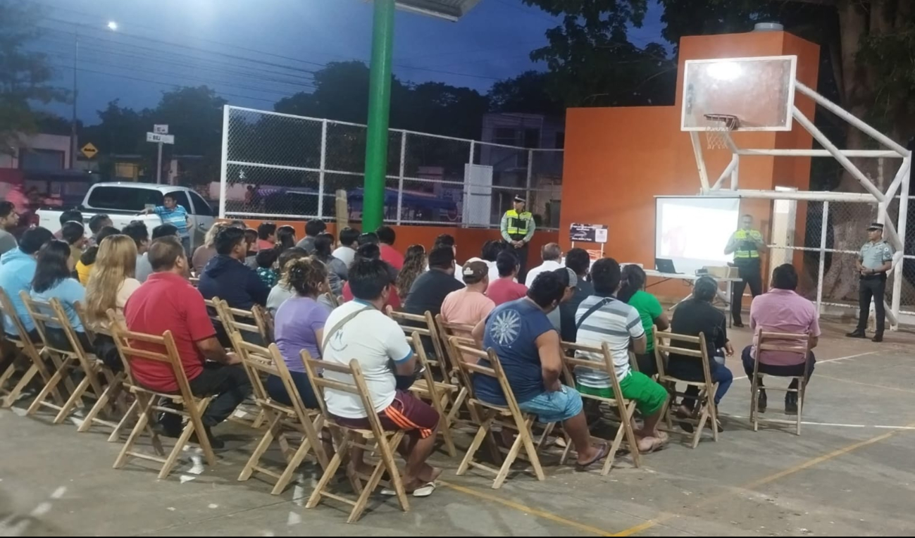 Motociclistas de Dzitbalché reciben capacitación sobre seguridad vial y uso de chalecos reflejantes