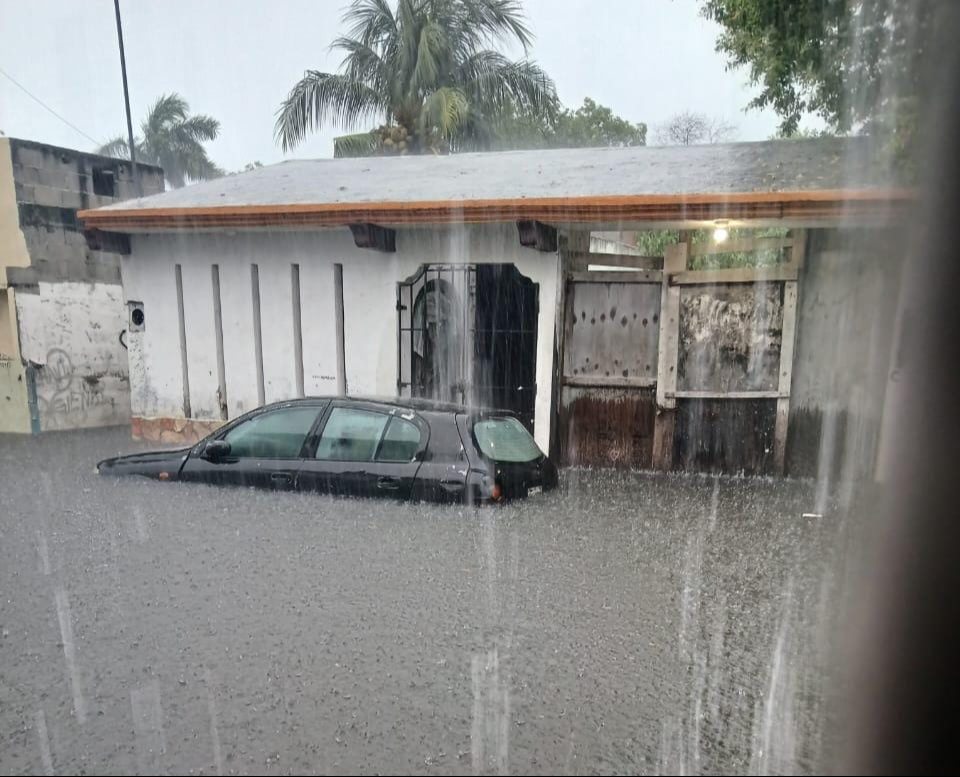 No hubo reportes de daños mayores ni árboles caídos, aunque algunos vehículos se averiaron por el exceso de agua.