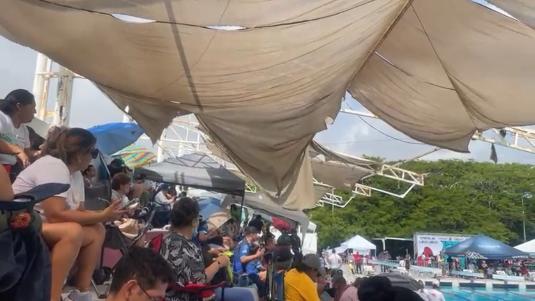 Padres de familia denuncian mal estado del toldo de la alberca olímpica de Cancún