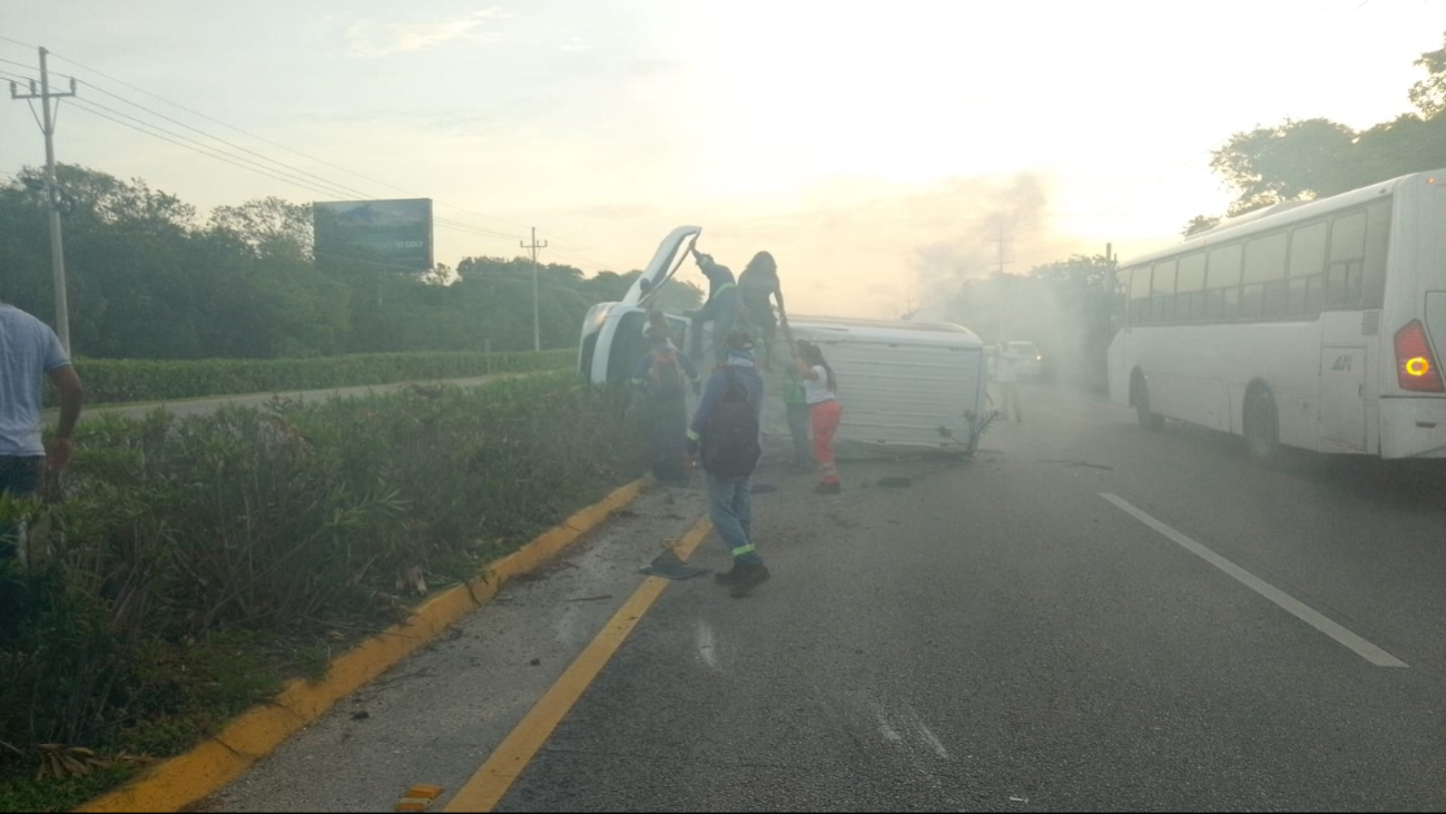 Paramédicos acudieron al lugar del accidente para atender a los lesionados
