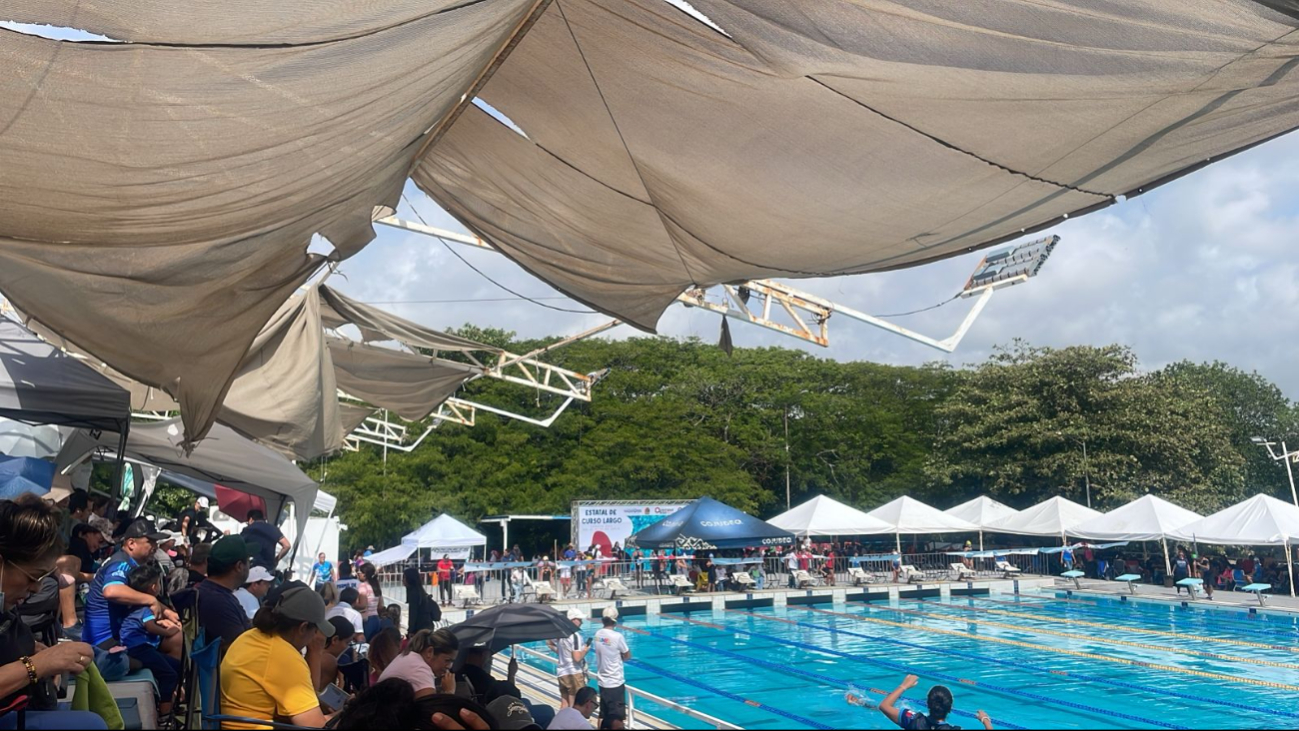 Padres de familia denuncian mal estado del toldo de la alberca olímpica de Cancún