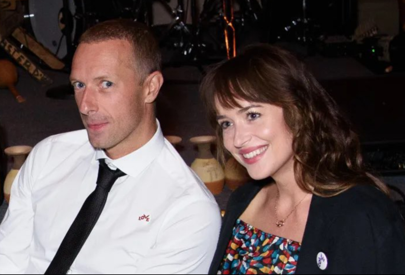 Dakota Johnson y Chris Martin se comprometieron hace casi dos años