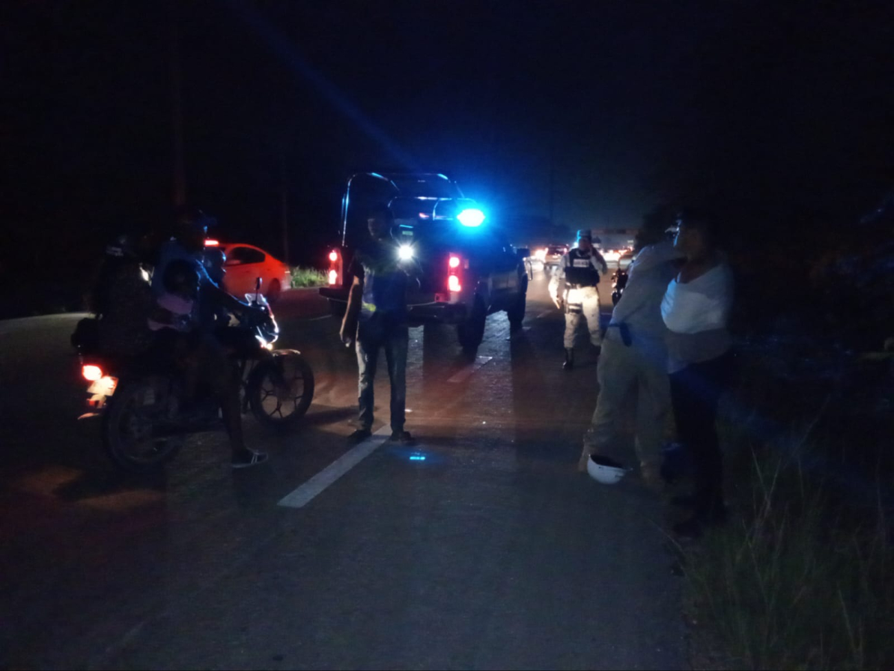 El motociclista sufrió una lesión en el hombre y también fue trasladado. El motociclista sufrió una lesión en el hombre y también fue trasladado.