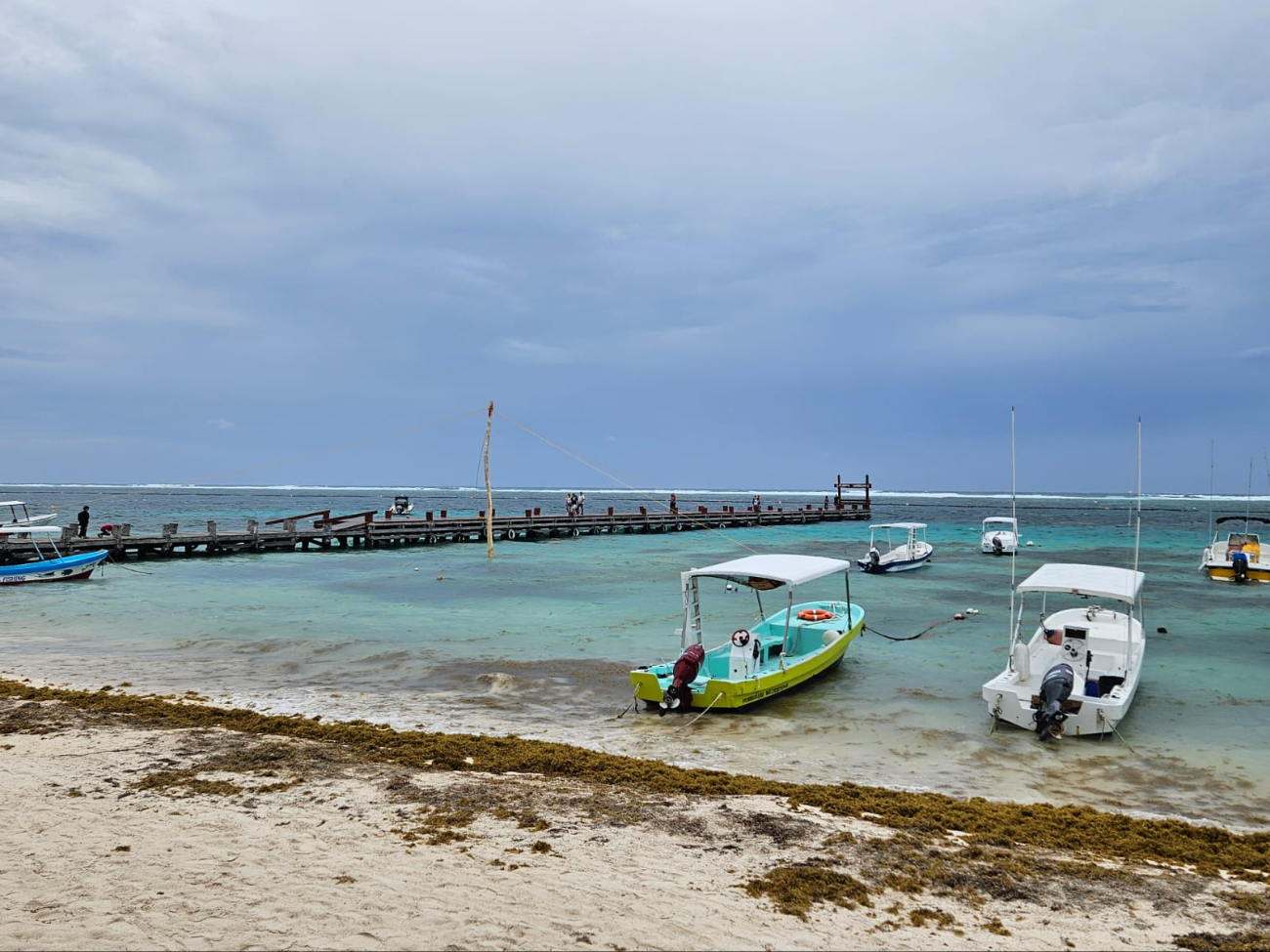 Surada frena actividades náuticas en Puerto Morelos; visitantes evitan los tours por el clima 