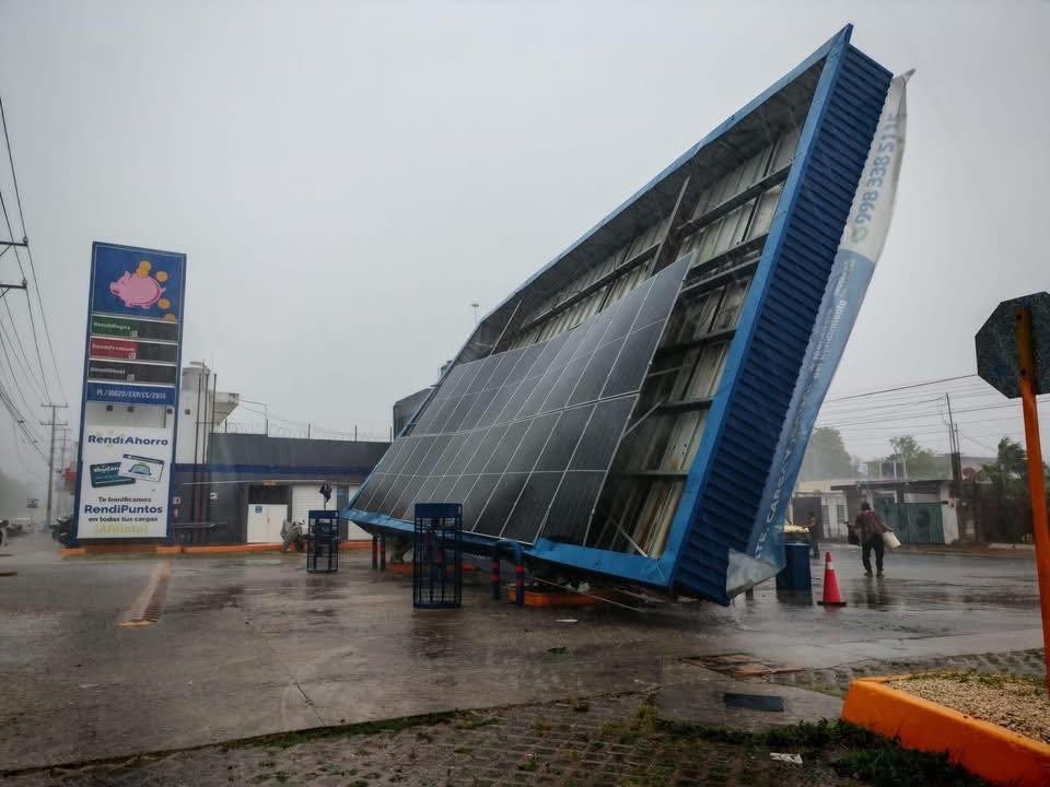 ¡Lluvia desata caos en Chetumal! Reportan árboles caídos, inundaciones y estructuras colapsadas