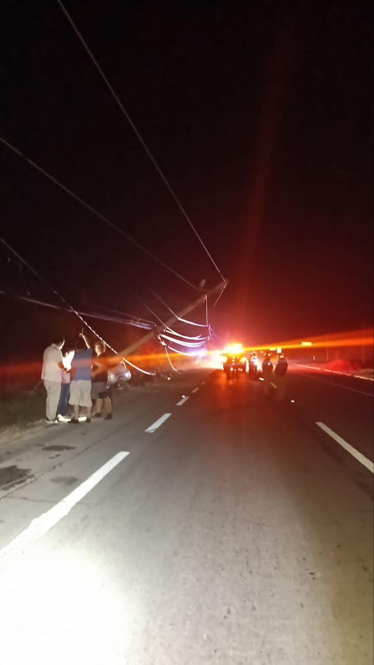 La vialidad fue asegurada debido a los daños del poste de luz La vialidad fue asegurada debido a los daños del poste de luz